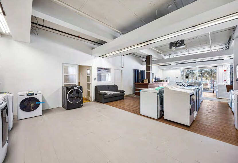 More Photos Of 126 Rue Jacques-Cartier N, St-Jean Storefront For Sale