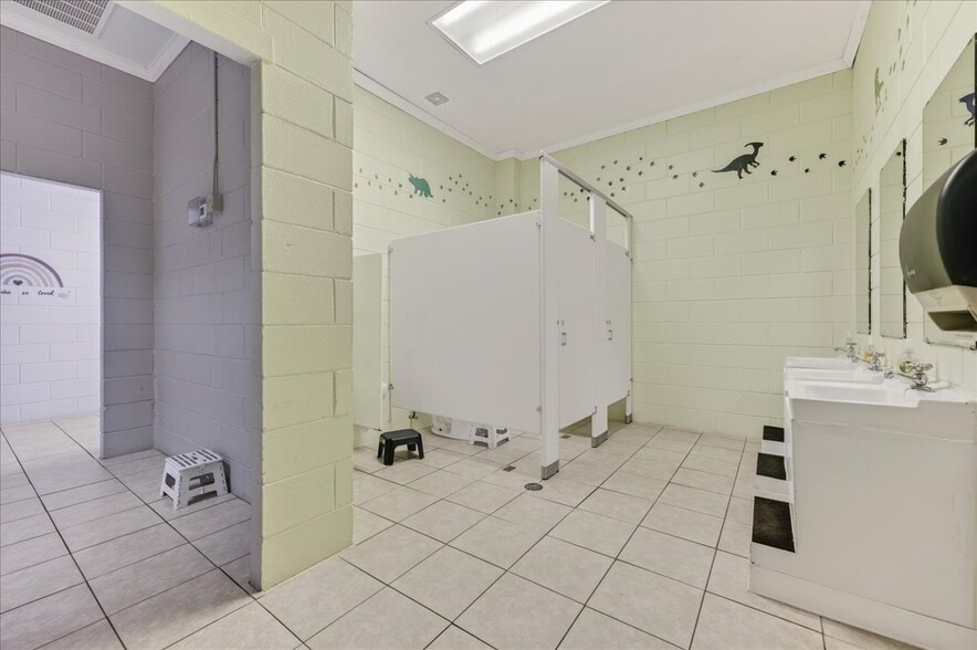 More Photos Of 100 Duggan Ave, Crestview Specialty For Sale