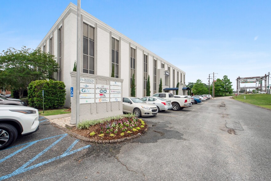 More Photos Of 1602 Pinhook Rd, Lafayette Medical For Lease
