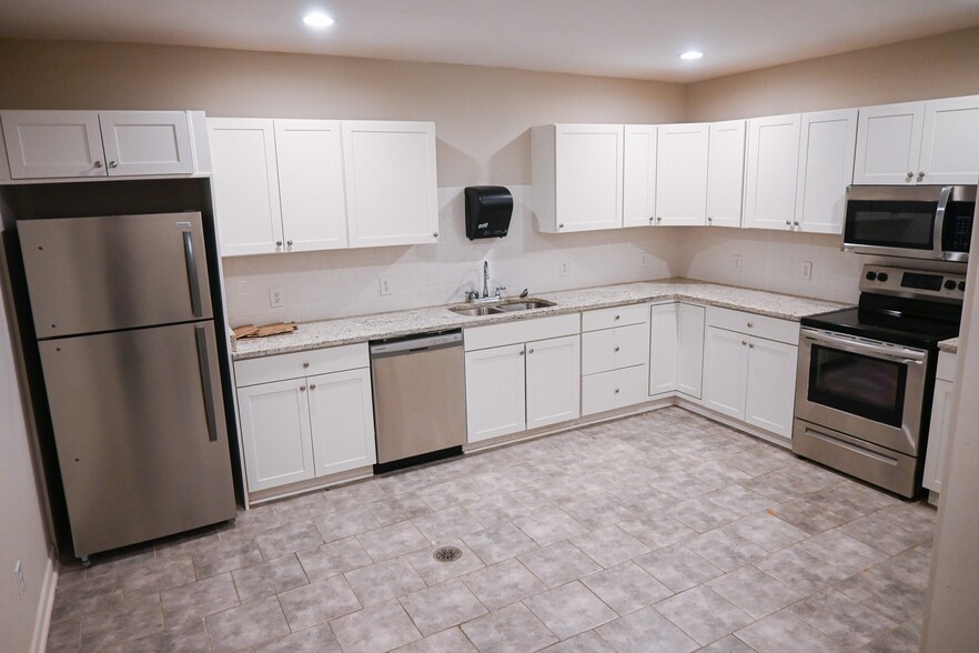 More Photos Of 2901 N Meridian St, Huntsville Light Distribution For Lease