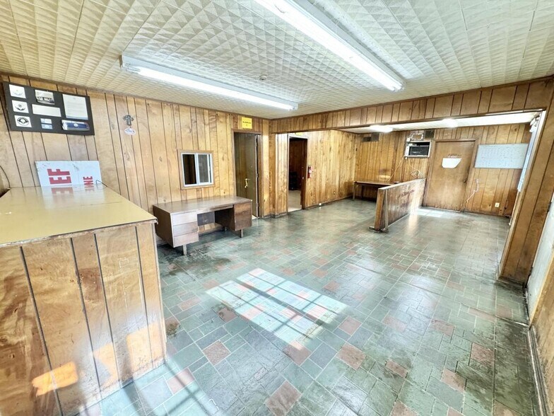 More Photos Of 803 9th St S, Columbus Warehouse For Lease