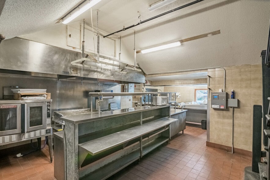 More Photos Of 141 Congamond Rd, Southwick Restaurant For Lease