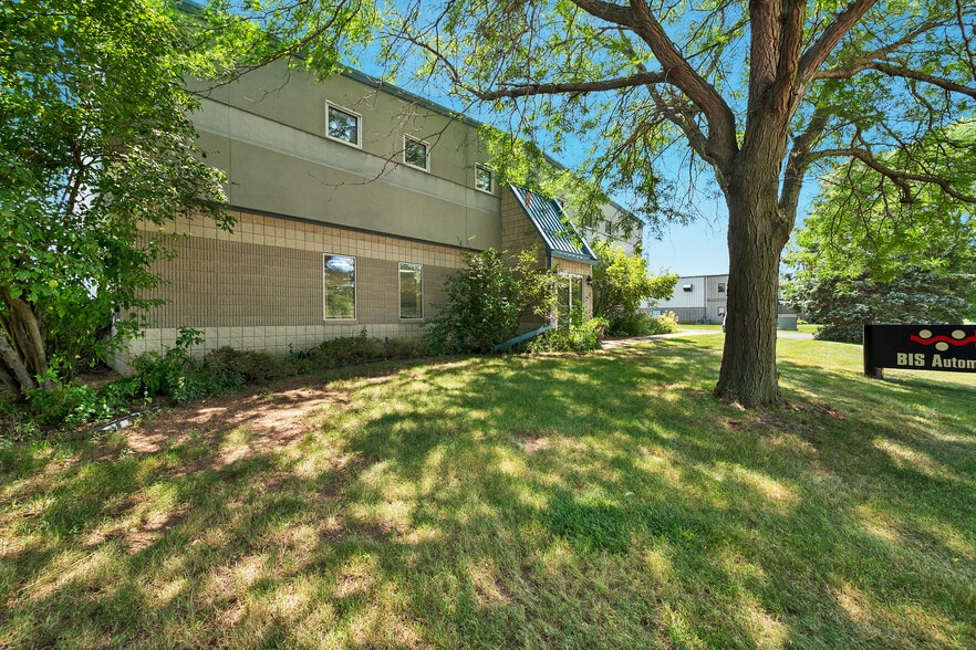 More Photos Of 1725 Suburban Dr, De Pere Manufacturing For Sale