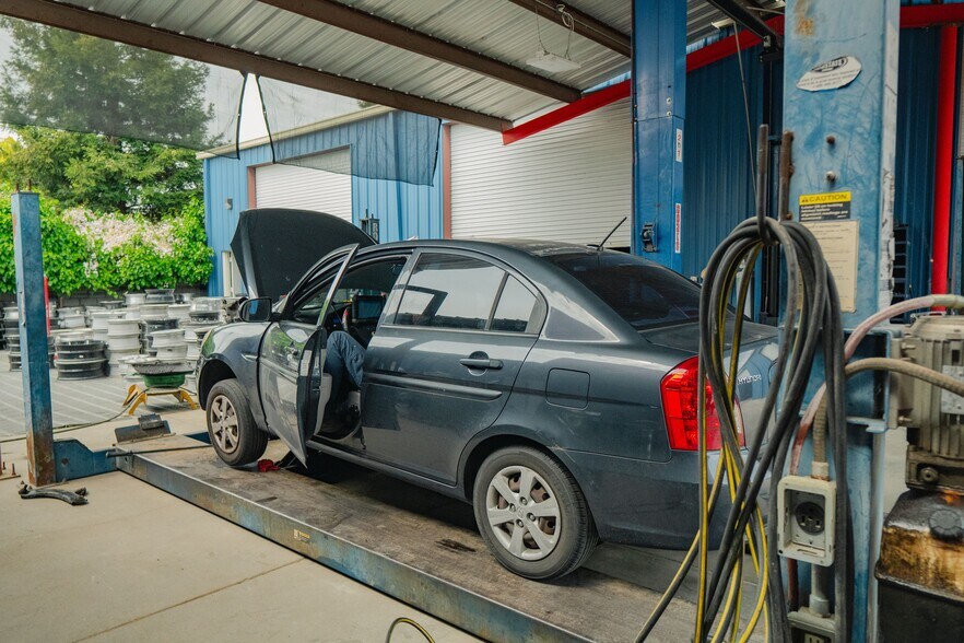 More Photos Of 6886 Santa Fe Dr, Winton Auto Repair For Sale