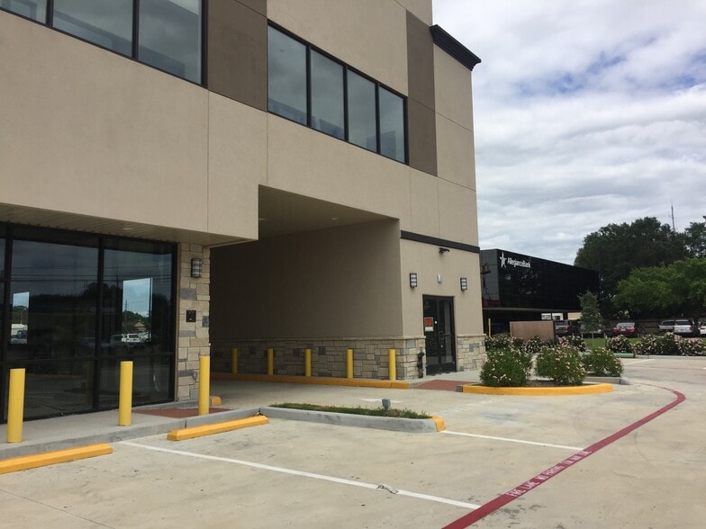 More Photos Of 701 Pin Oak Rd, Katy Storefront Retail Office For Lease