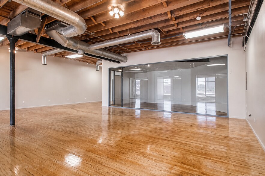 More Photos Of 1625-1627 Oak St, Kansas City Storefront Retail Office For Lease