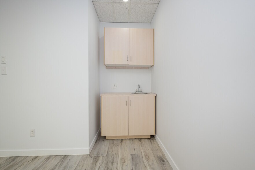 More Photos Of 5881-5889 Ch de la Côte-des-Neiges, Montréal Medical For Lease