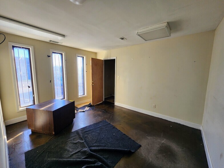 More Photos Of 1809 Fulton Ave, Albany Warehouse For Lease