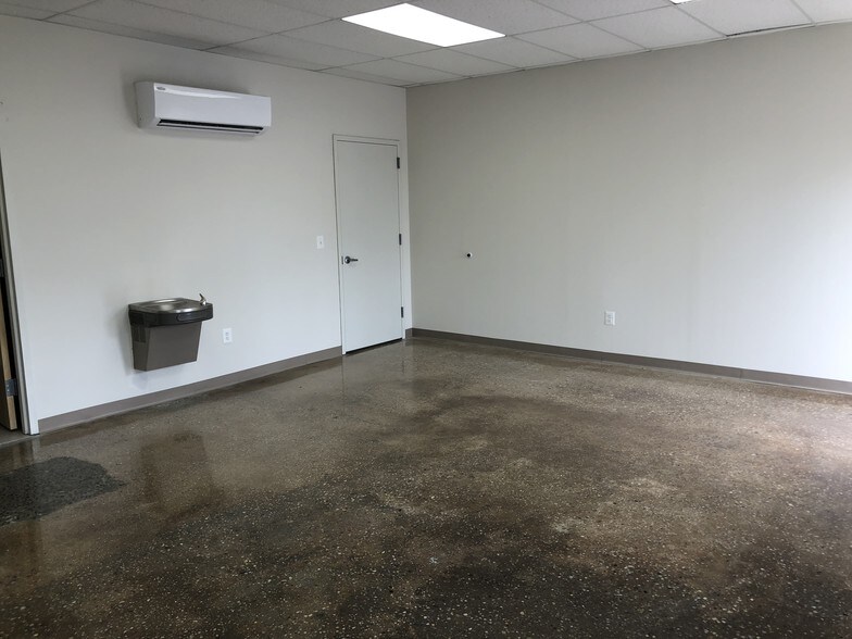 More Photos Of 40 Brook Ave, Deer Park Warehouse For Lease