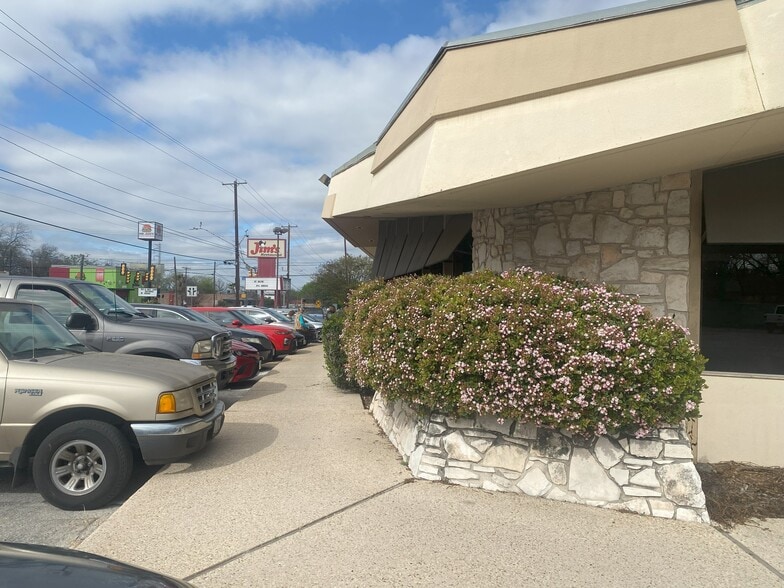 More Photos Of 3400 San Pedro, San Antonio Freestanding For Lease