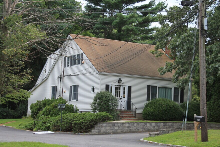 More Photos Of 226 E Main St, Huntington Office For Lease