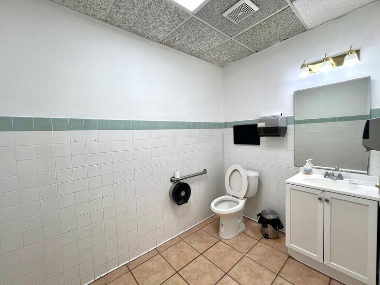 More Photos Of 4908 SW 8th St, Miami Medical For Lease