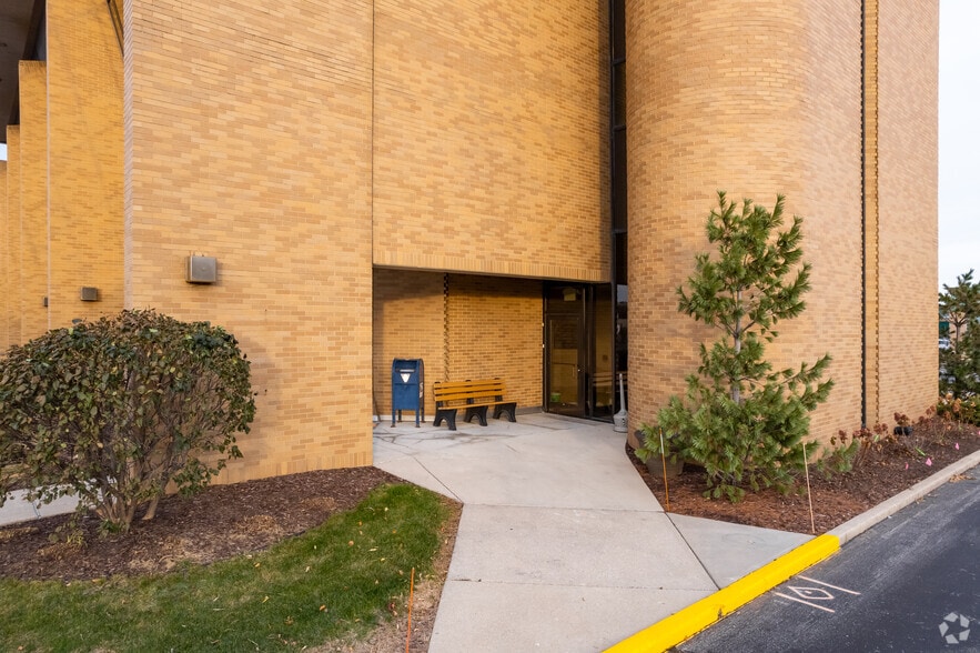More Photos Of 5555 N Port Washington Rd, Glendale Office For Lease