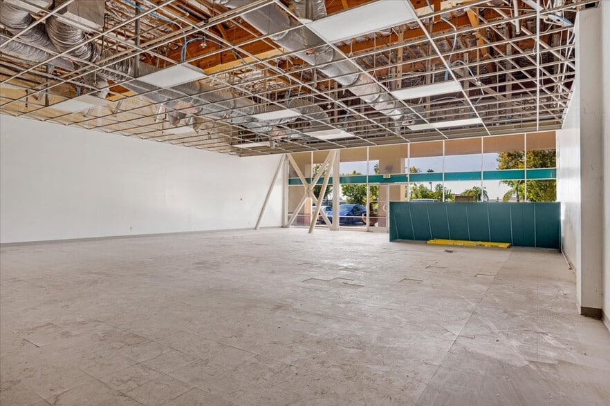 More Photos Of 3730-3780 N Blackstone Ave, Fresno Unknown For Lease