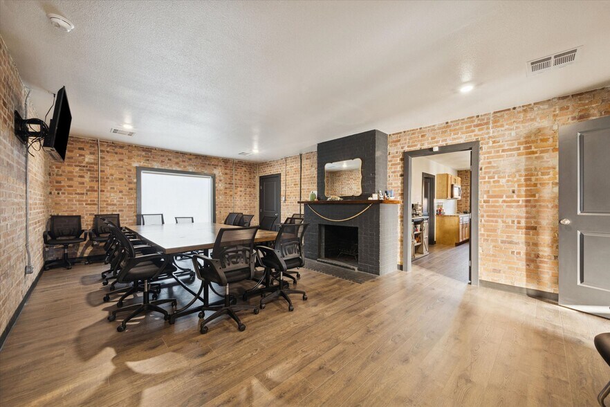 More Photos Of 902 S Broadway St, La Porte Office For Sale