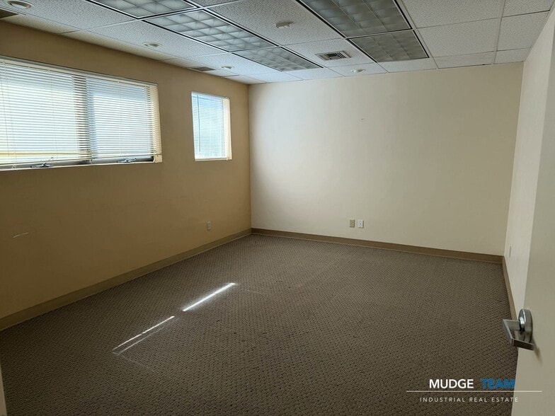 More Photos Of 25051 5th St, San Bernardino Service For Sale