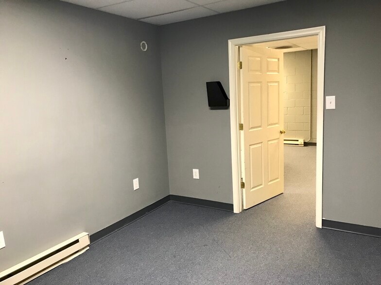 More Photos Of 1130 International Pky, Fredericksburg Warehouse For Lease