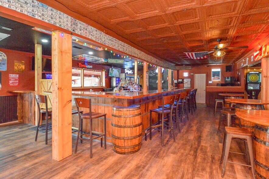 More Photos Of 402 W Deck St, New Douglas General Retail For Sale