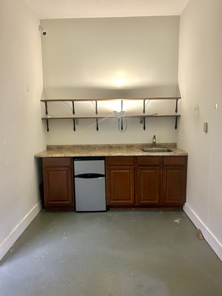 More Photos Of 118 May Ln, Mount Pleasant Storefront Retail Office For Sale