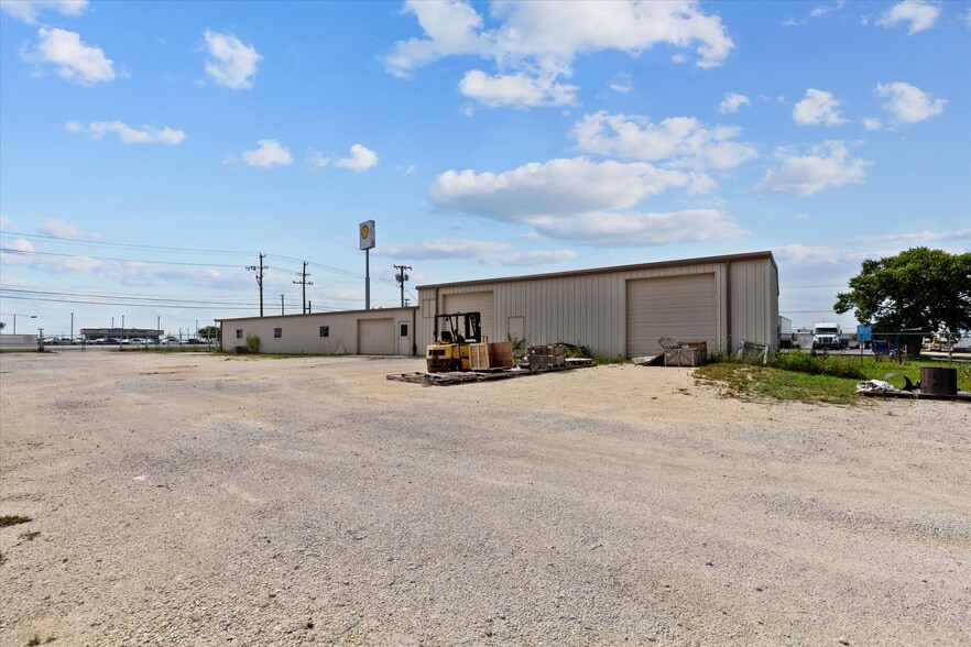 More Photos Of 2305 N Main St, Cleburne Flex For Sale