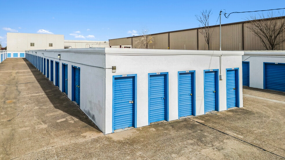 More Photos Of 2601 Willowbrook Rd, Dallas Self Storage For Sale