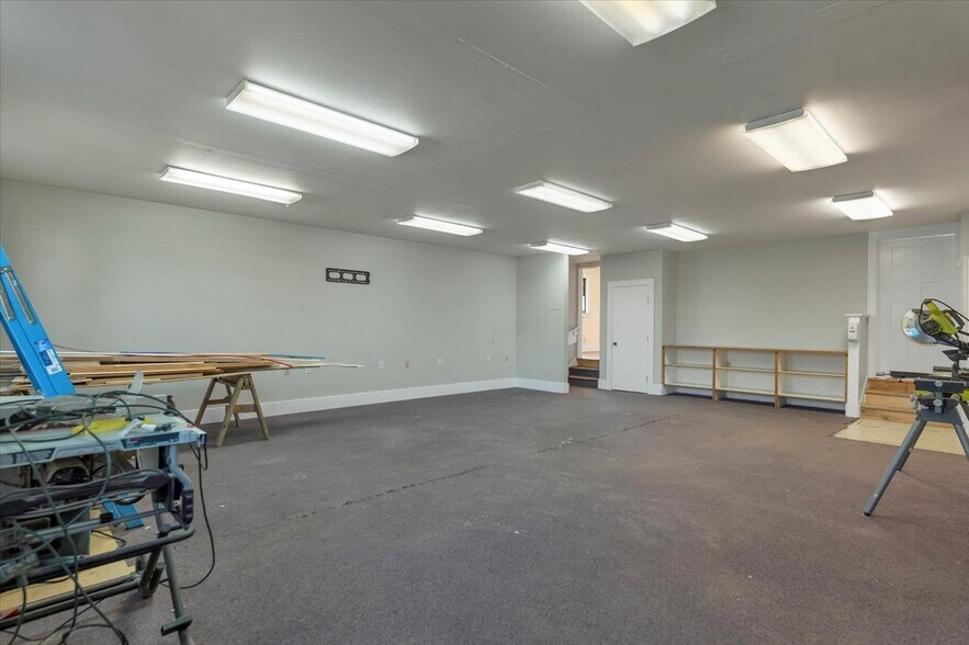 More Photos Of 1607 State St, Salem Office For Sale