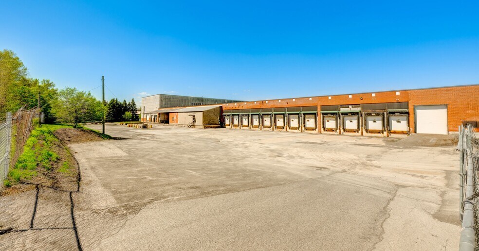 More Photos Of 15300 Rue Sherbrooke E, Montréal Warehouse For Lease
