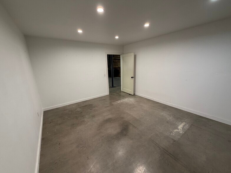 More Photos Of 1706 E Curry Rd, Tempe Warehouse For Lease