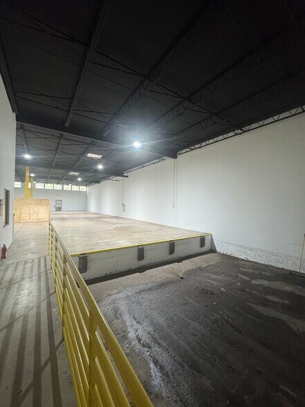 More Photos Of 16401-16413 NW 8th Ave, Miami Distribution For Lease