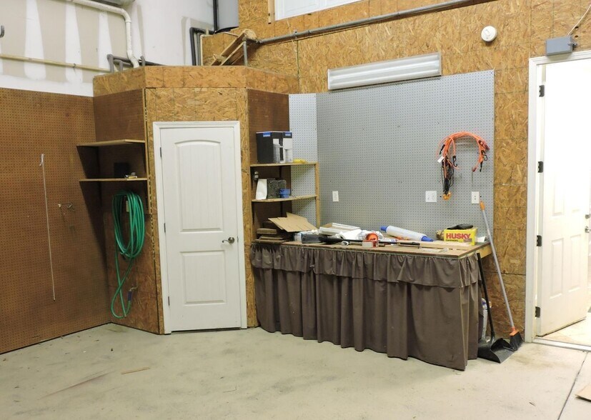 More Photos Of 1635 Farm Way, Middleburg Warehouse For Sale