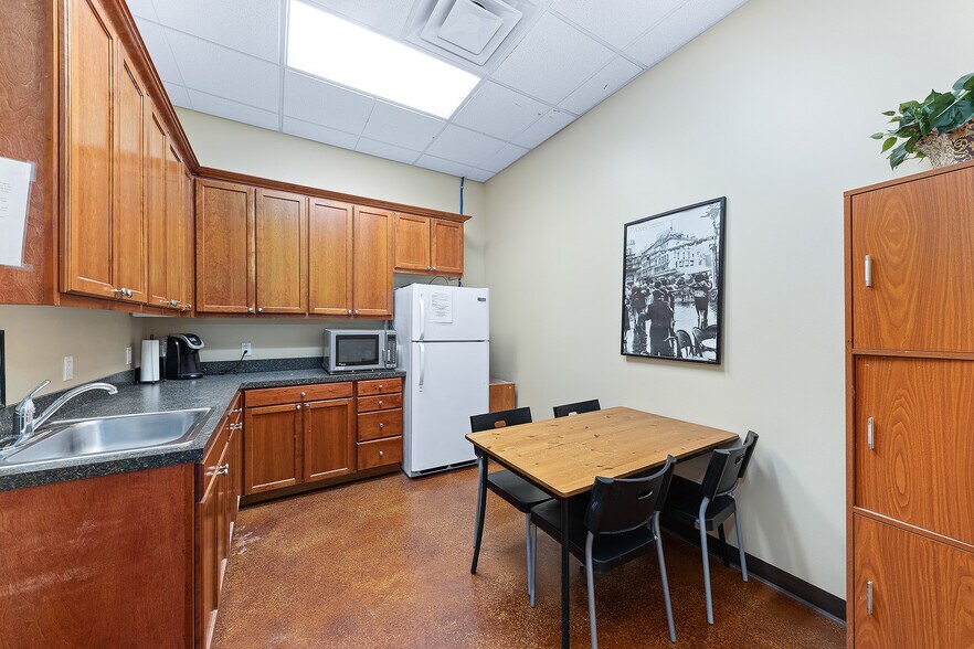 More Photos Of 1029-1033 Kilbery Ln, North Aurora Storefront Retail Office For Lease