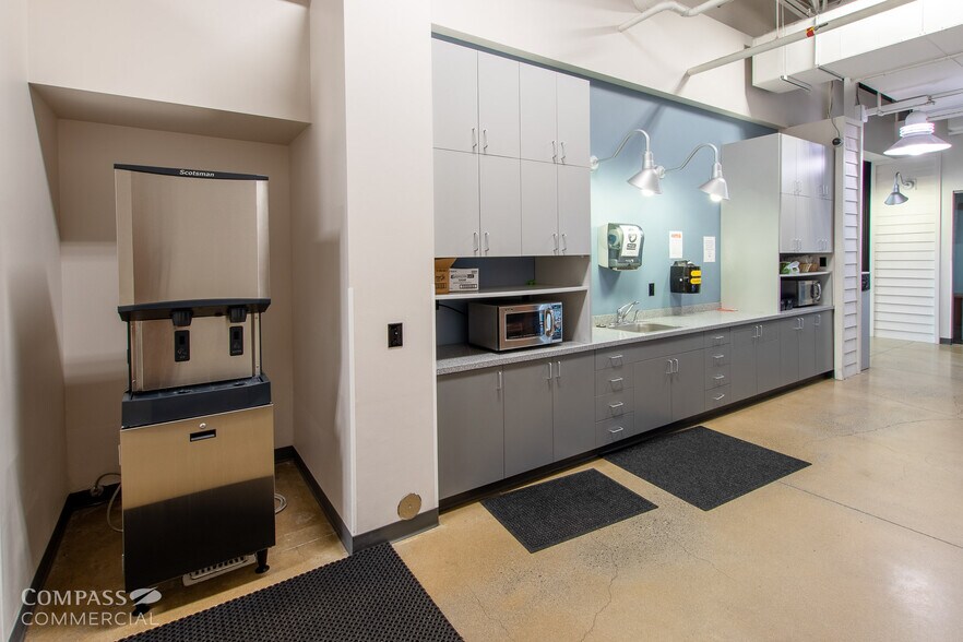 More Photos Of 2999 SW 6th St, Redmond Office For Lease