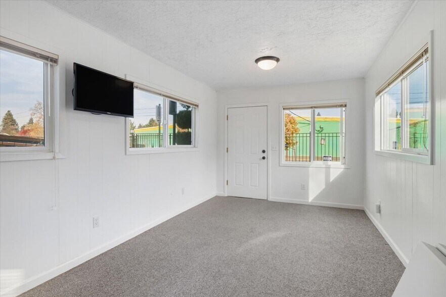 More Photos Of 2115 E 27th St, Vancouver Office For Sale