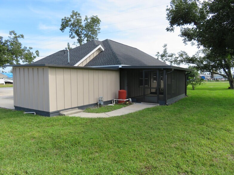 More Photos Of 5618 Lilly St, Panama City Office For Lease