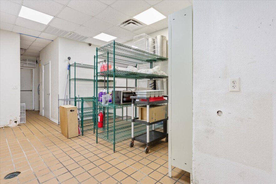 More Photos Of 912 N 38th St, Killeen General Retail For Sale