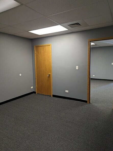 More Photos Of 18241-18245 West St, Lansing General Retail For Sale