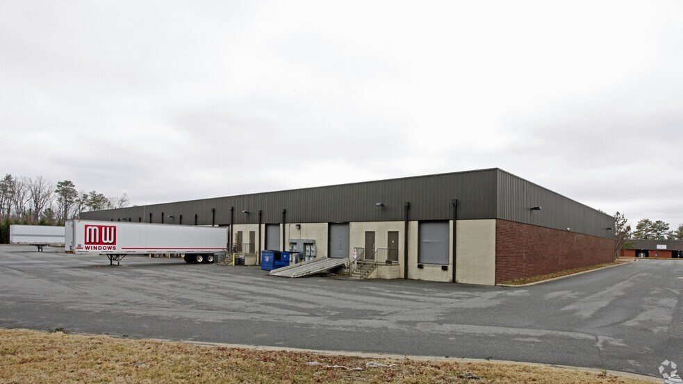 More Photos Of 2927-2951 Oak Lake Blvd, Midlothian Light Distribution For Lease