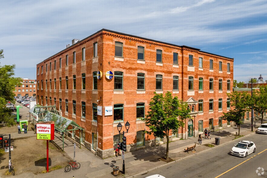 Primary Photo Of 4115 Rue Ontario E, Montréal Storefront Retail Office For Lease