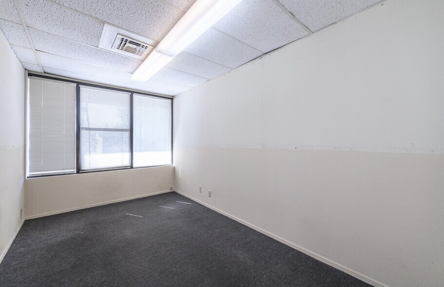 More Photos Of 711 W 17th St, Costa Mesa Light Manufacturing For Sale