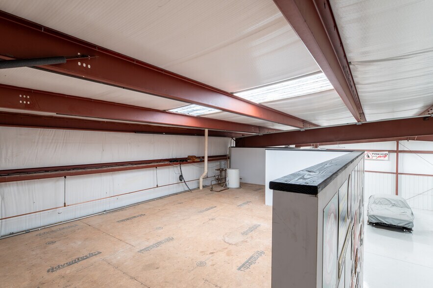 More Photos Of 70 N Gwinnett St, Buford Showroom For Sale