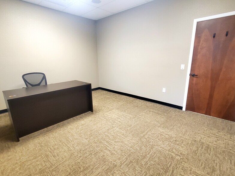 More Photos Of 2418 N Frazier St, Conroe Light Manufacturing For Lease