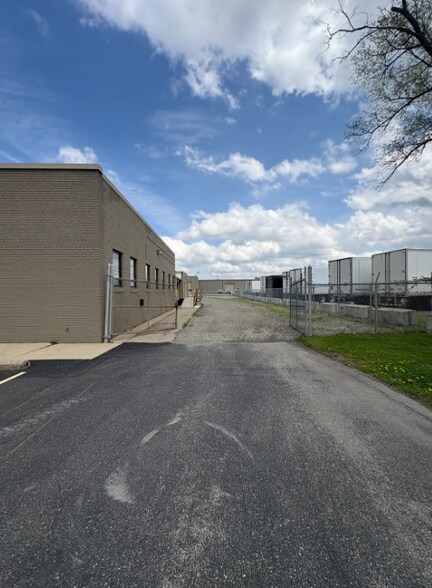 More Photos Of 987 S Mill St, Plymouth Office For Lease