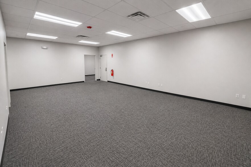 More Photos Of 5000 SW Regional Airport Blvd, Bentonville Warehouse For Lease