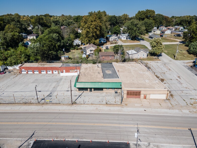 More Photos Of 2726 E Broadway, Alton Flex For Sale