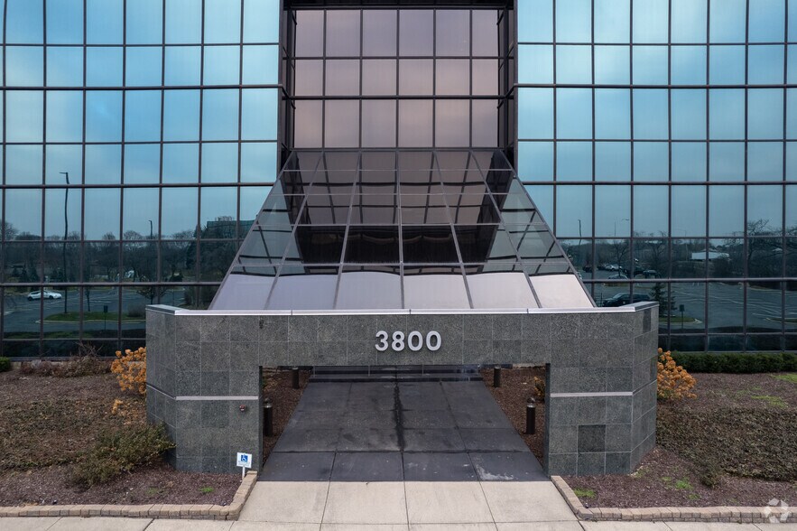 More Photos Of 3800 N Wilke Rd, Arlington Heights Office For Sale