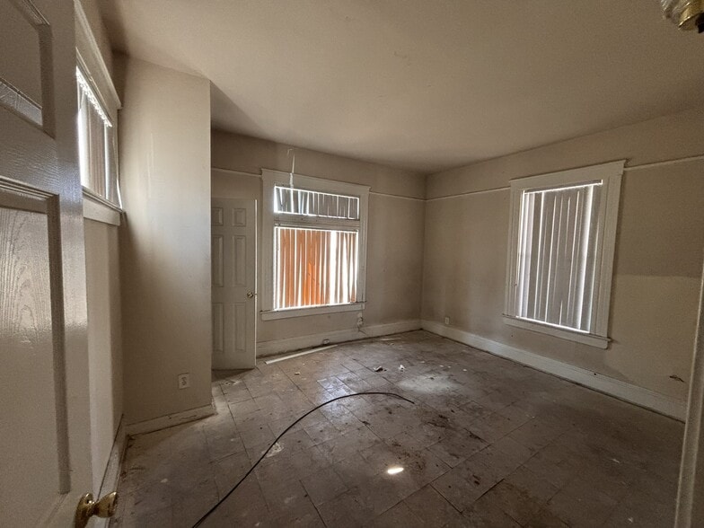 More Photos Of 933 E 28th St, Los Angeles Multifamily For Sale