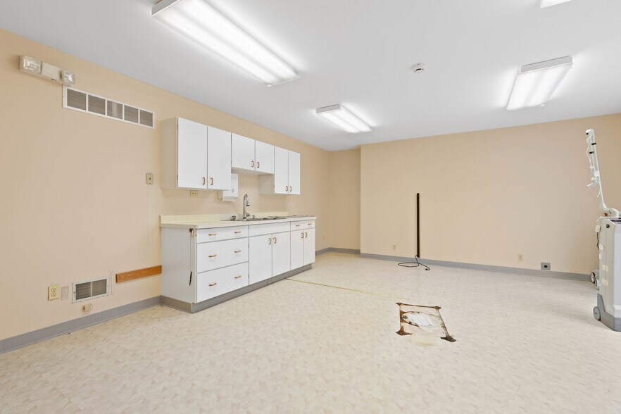 More Photos Of 2640 Ridgeway Ave, Rochester Medical For Lease