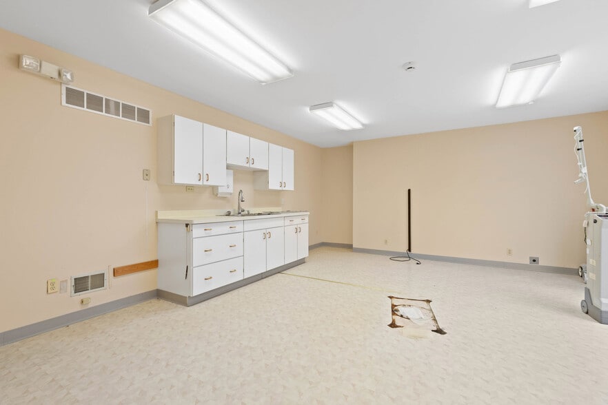 More Photos Of 2640 Ridgeway Ave, Rochester Medical For Lease