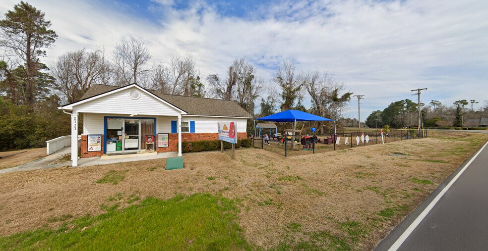 Primary Photo Of 1111 Mount Pleasant Rd, Swansboro General Retail For Lease