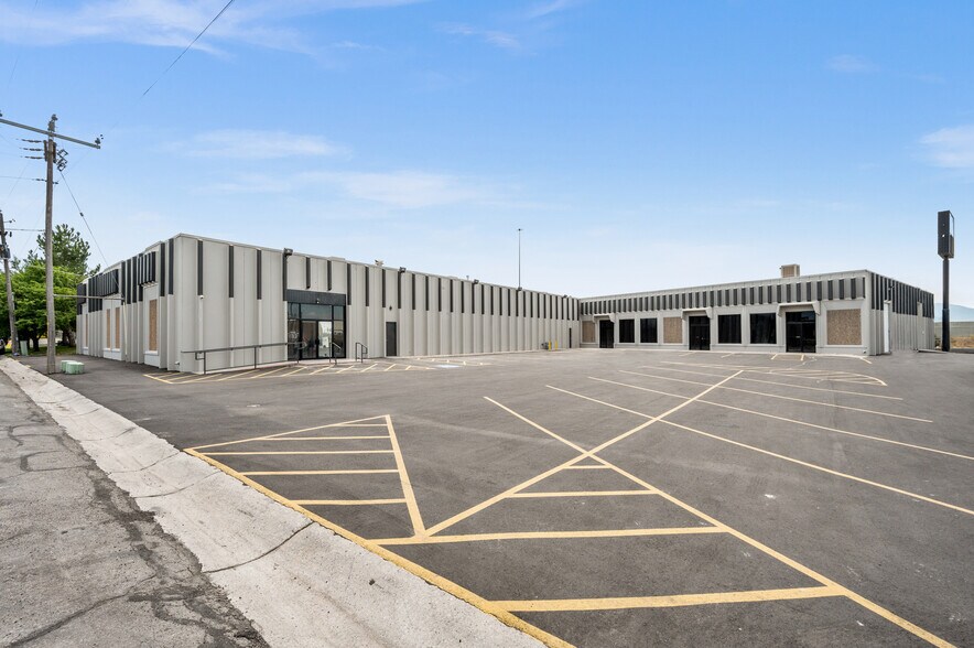 More Photos Of 7050 S 400 W, Midvale Showroom For Lease